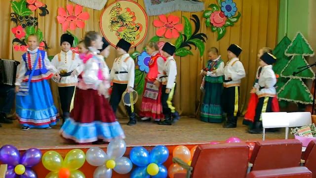 Образцовый ансамбль народной песни "Ягодка",группа "Казачата" смотреть онлайн