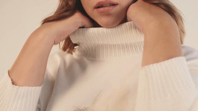 Повседневный образ LALIS в светлой гамме на осень-зиму 2021 | Стильный пуховик с капюшоном смотреть онлайн