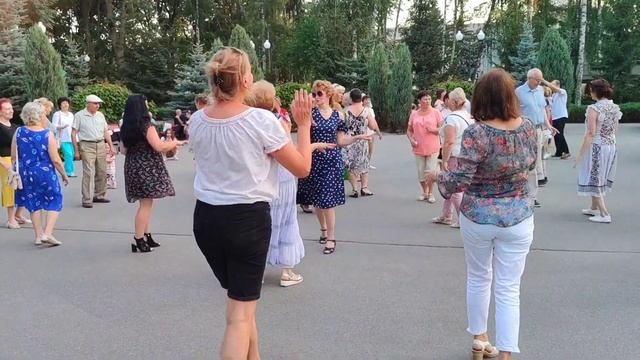 Я и Сара Танцы в парке Горького Харьков Июль 2021 смотреть онлайн