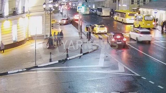 В Ярославле иномарка врезалась в Волковский театр смотреть онлайн