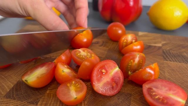 ЧУДО-САЛАТ из свежих ОВОЩЕЙ с КРЕВЕТКАМИ! ИЗЮМИНКА В СОУСЕ! смотреть онлайн