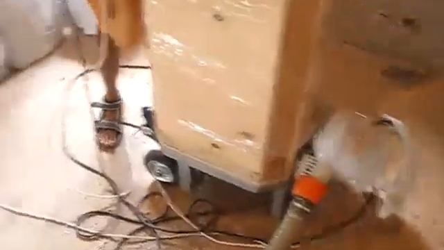 Процесс задувки перекрытий эковатой.