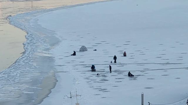 Сезон зимней рыбалки открыли новосибирские рыбаки на реке Обь/26.11.2021/Левый берег смотреть онлайн