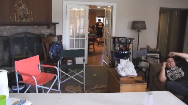 L.A. BEAST EATS A HISSING COCKROACH смотреть онлайн