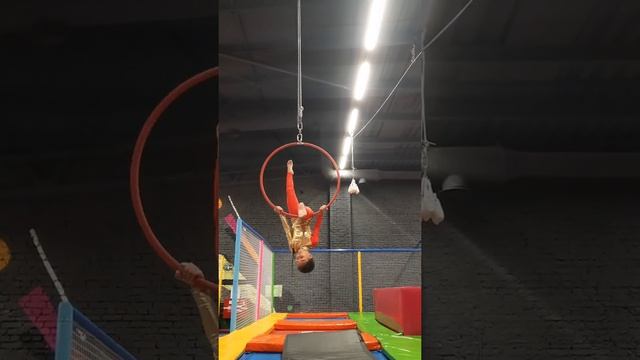 Бухендва Кенни, 8 лет, воздушная гимнастика на кольце смотреть онлайн