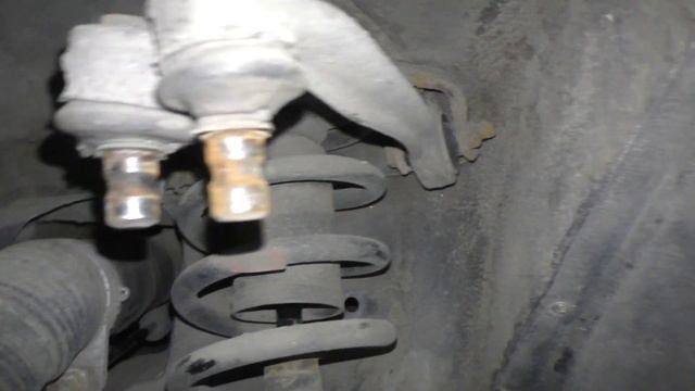 Ауди А4 2.6л 1996 года. Замена подшипника ступицы, пыльники ШРУСа и рулевых наконечников (1 часть) смотреть онлайн