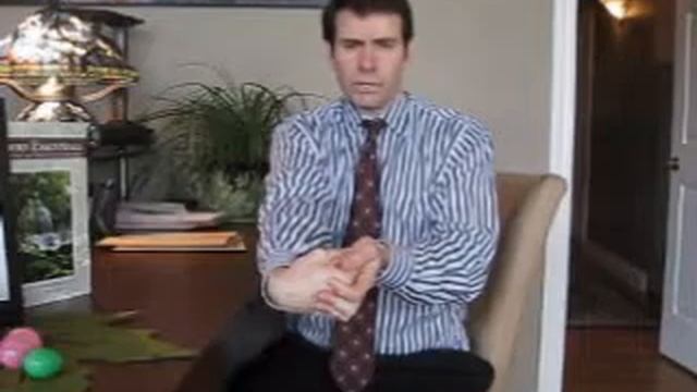 wellness tip of the week 03-18-13 stretching at your desk смотреть онлайн