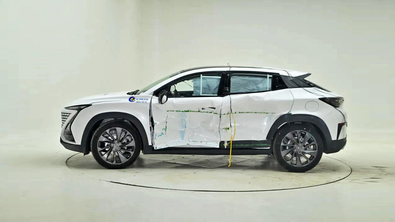 Краш-Тест Changan UNI-T на боковой удар на CarMaps.Ru смотреть онлайн