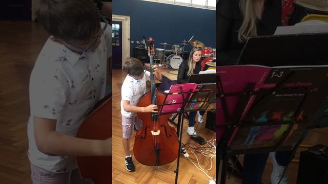 Omar Performs Double Bass in concert смотреть онлайн