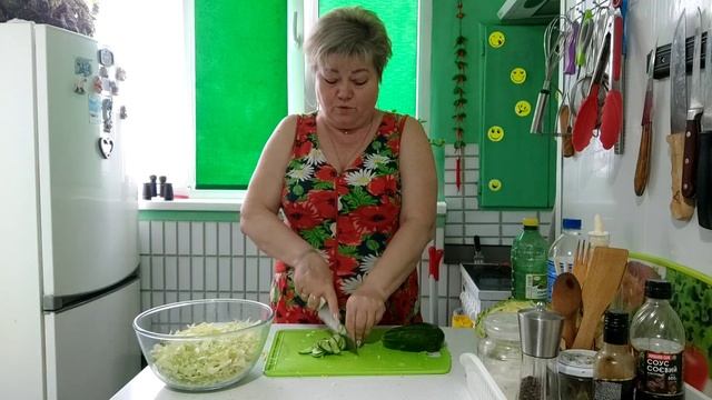 Салат из молодой капусты. смотреть онлайн