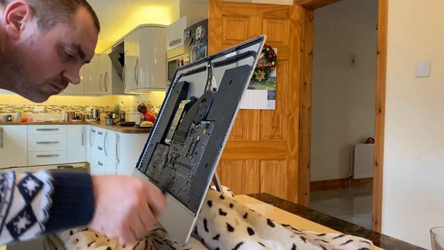 iMac 27" Upgrade SSD With No Thermal Sensor! + RAM (Blackmagic Test) 2800MB/Read 2900MB/Write смотреть онлайн