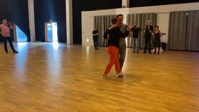 Lars & Nicole: Tango-Lesson Giro con Sacada, classical Tango Move! смотреть онлайн