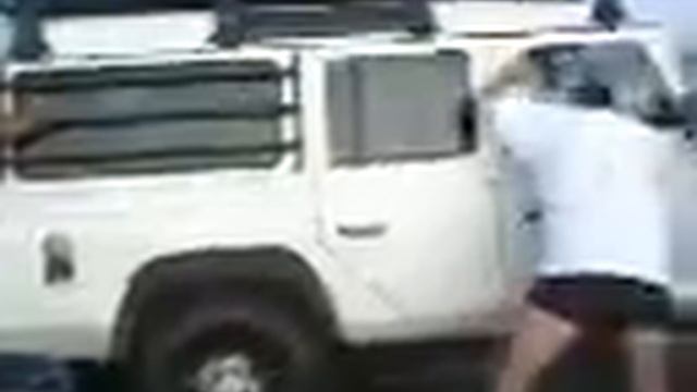 Добрые самаритяне вытаскивают ленд ровер смотреть онлайн