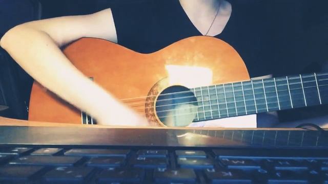 Огонь свечи бросает тени в полумрак