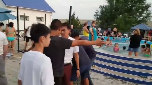 Представители мэрии ведут строительные работы, подвергая опасности детей смотреть онлайн
