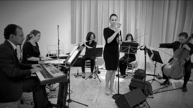 Every Little Thing She Does Is Magic - by Letícia Castro & Co - Quero Música. смотреть онлайн