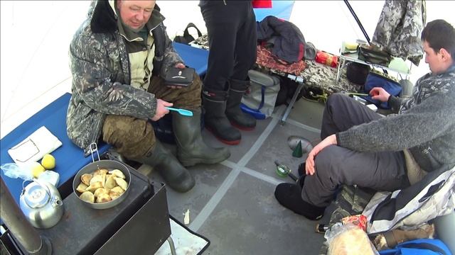 Зимняя рыбалка с ночевкой в палатке с комфортом!Ночуем в палатке на льду.Судак.Лещ.Кама.Красный бор смотреть онлайн