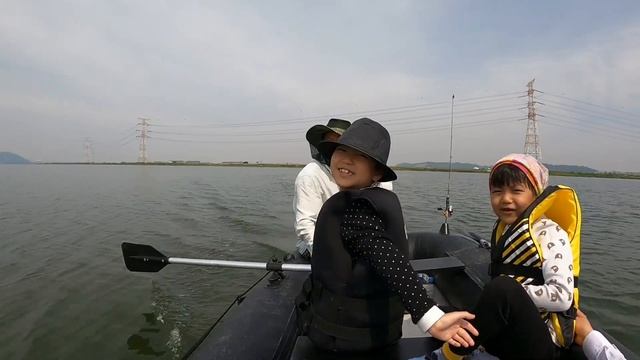 Ловлю сазана на донку и удочку. Катаю детей на лодке. рыбалка в корее 임 배트로 смотреть онлайн