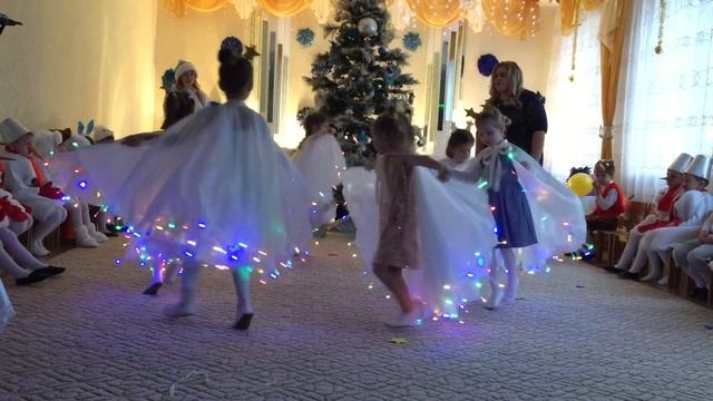 Танец светящихся звездочек НГ’19 смотреть онлайн