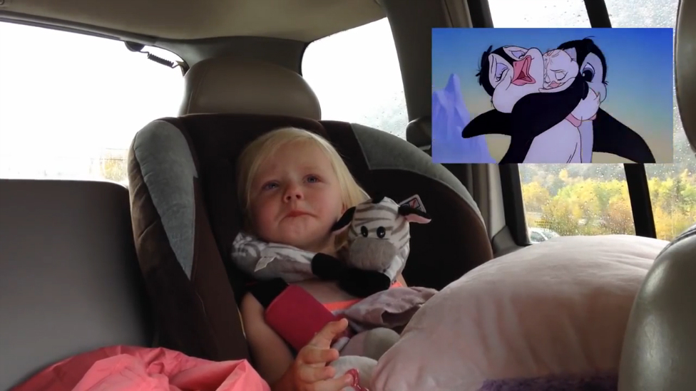 Эмоциональная маленькая девочка смотрит мультик смотреть онлайн