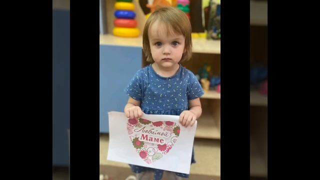 Мамочек любимых поздравляют малыши! Воспитатели групп 1,2,3 смотреть онлайн