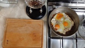 Яичница без корочки или как пожарить яйцо просто. быстрый завтрак .