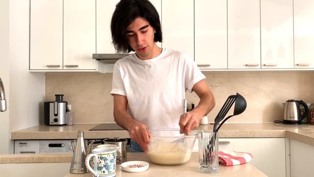 Простые панкейки с малиной и сметаной. Легкий рецепт для вкусного утра. смотреть онлайн