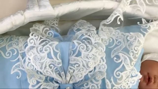 КОНВЕРТ НА ВЫПИСКУ ДЛЯ МАЛЬЧИКА С БАНТОМ НА РЕЗИНКЕ И НАРЯДНЫМ УГОЛКОМ. смотреть онлайн