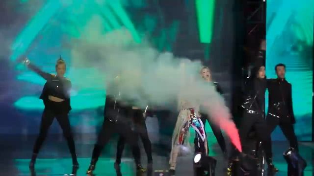 Maftun Shakira sahnada yiqilib tushdi?? смотреть онлайн