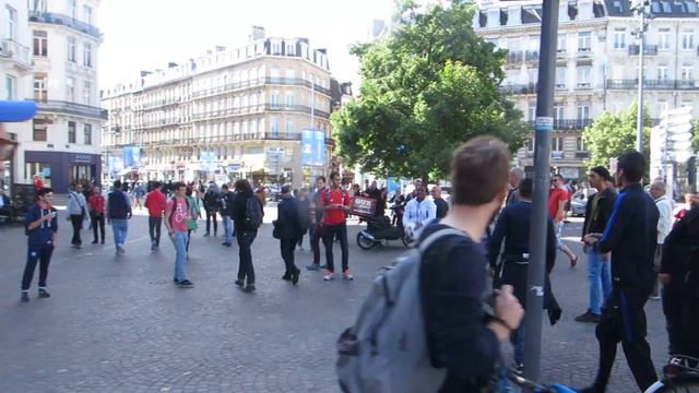 Мяч сбрасывают с балкона и валлийцы продолжают смотреть онлайн