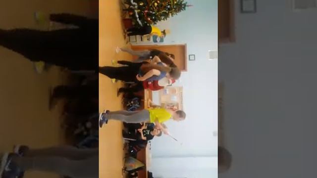 ВЛОГ Праздник перед Новым годом. Пица, сок пляски, игры и веселье. смотреть онлайн