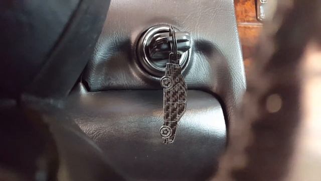 C36 AMG - FineLine carbon fiber keychain смотреть онлайн