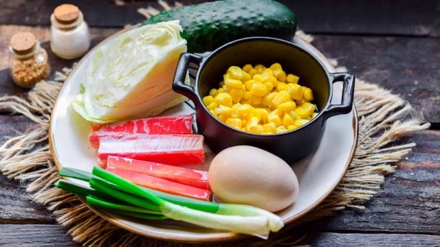 Салат с крабовыми палочками кукурузой огурцом и капустой смотреть онлайн