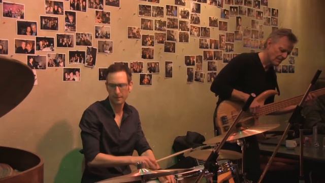 Bruce Jazz Trio popular and familiar tunes given a jazzy treatment. смотреть онлайн