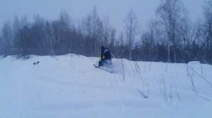 Езда на буране по снегу на переделанной лыже.