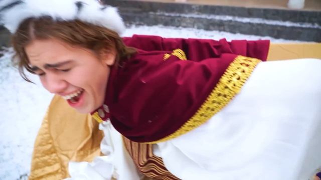 БЕДНАЯ Девочка ПОПАЛА в Королевскую Семью | Нищая Стала Принцессой смотреть онлайн
