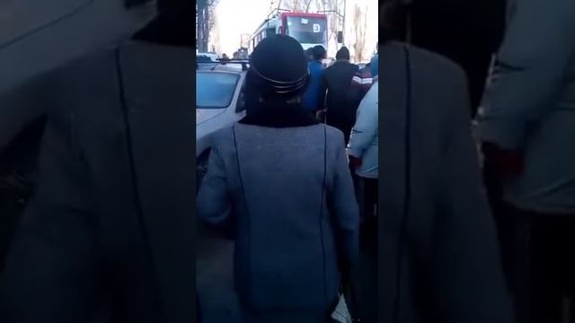 В Запорожье паассжиры трамвая толкали машину, припаркованную на трамвайных путях смотреть онлайн