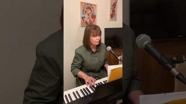 Композитор Ирина Трифонова исполняет песню "Горошины" на стихи Александра Кердана смотреть онлайн