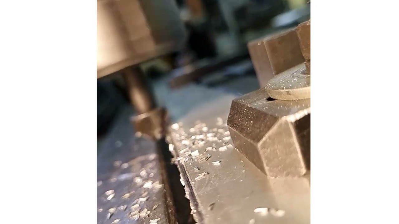 Фрезеровка боковой кромки заготовки радиусной фрезой (замедленная съемка) смотреть онлайн