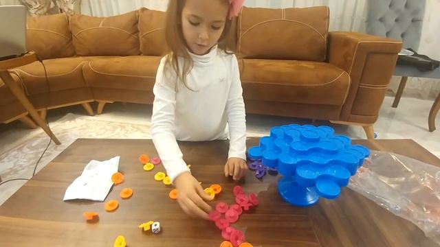 Элиф играет в игру БАШНЯ.Видео для детей.Игра для детей. смотреть онлайн