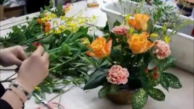 Флористика для начинающих: цветочная композиция своими руками (корзина с цветами мастер класс). смотреть онлайн
