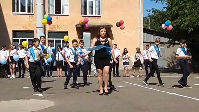 Одесса. СУПЕР танец - флешмоб на последний звонок от учителя и выпускников 4 класса!!! смотреть онлайн