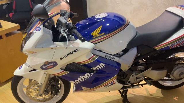 2007 Rothmans, Honda Vfr800 walk around, start run смотреть онлайн