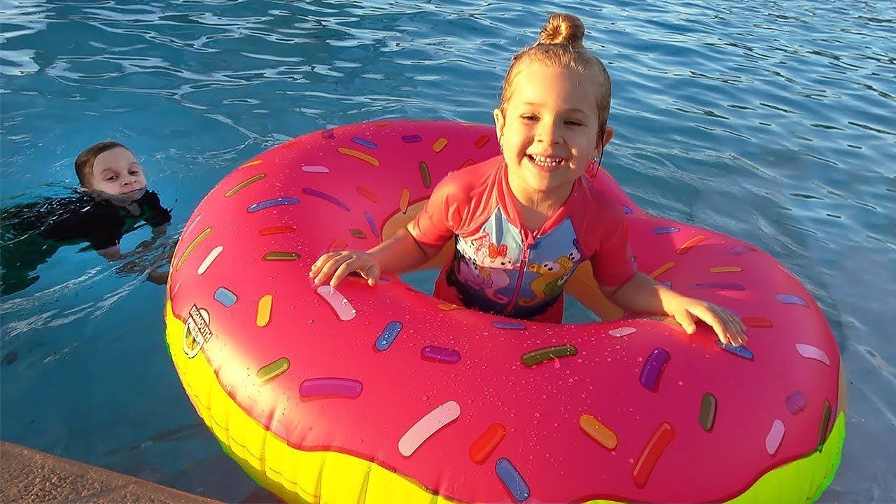 Diana Pretend Play with Giant Inflatable Toys & swimming in the pool смотреть онлайн