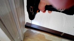 Установка металлического порога (уголка, декоративной планки)