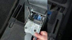 Golf 4 | Регулировка ручного тормоза ( с подлокотником)