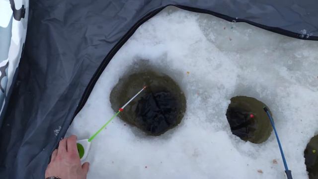 Клев как из пулемета, в погоне за подлещиком в глухозимье. смотреть онлайн