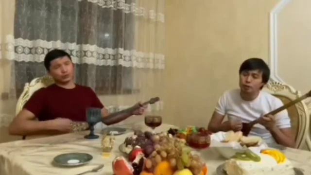 Ерке Қыз әнін ерекше орындады.Жігіттер квартеті.Бұрынғы хит ән домбырамен қазақша әндер.Айтыс терме смотреть онлайн
