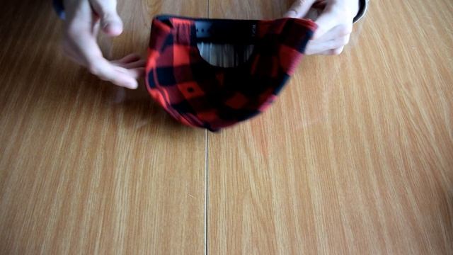 Бейсболка в красно-чёрную клетку смотреть онлайн