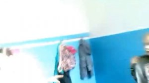 В женской раздевалке)